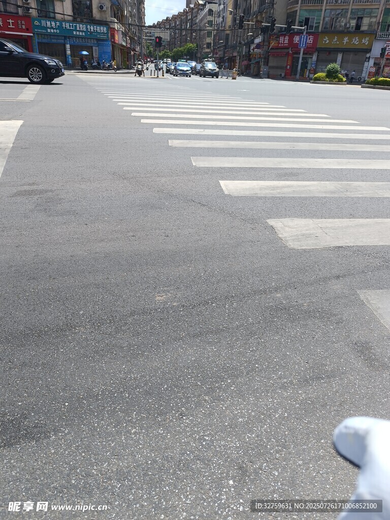 城市街道斑馬線場景