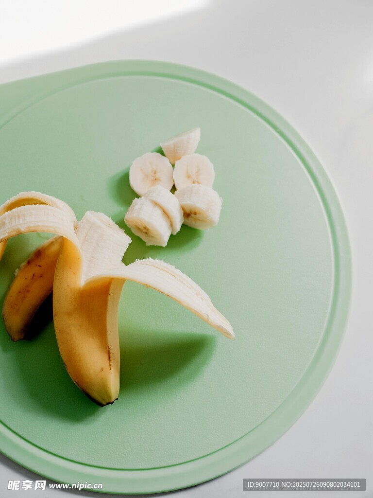 綠色盤上的香蕉與白色食物