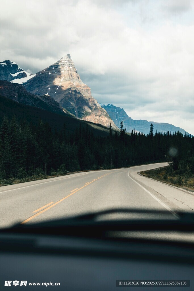 公路駛向遠(yuǎn)方的壯麗山景