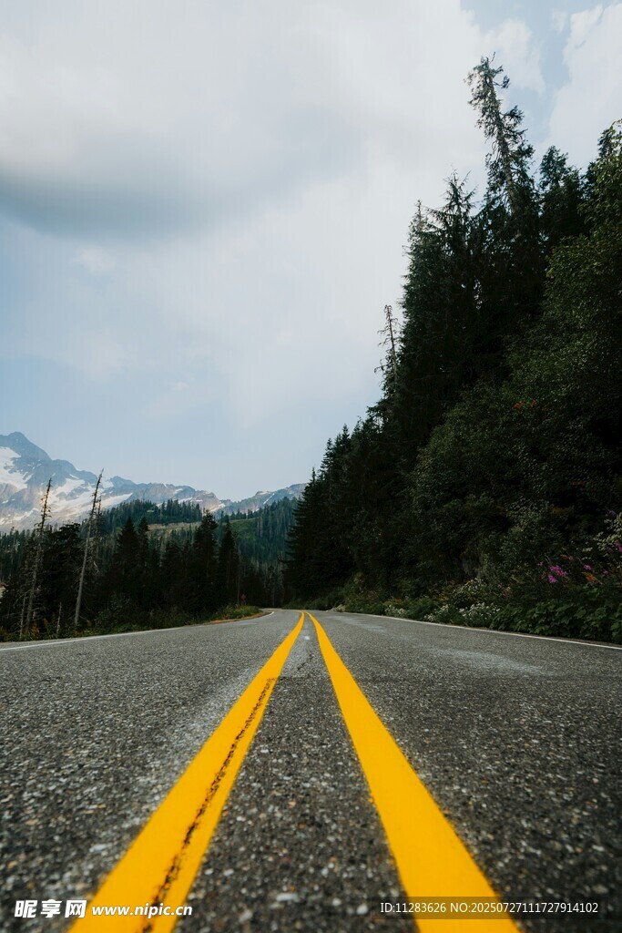 公路伸向遠(yuǎn)方的自然美景