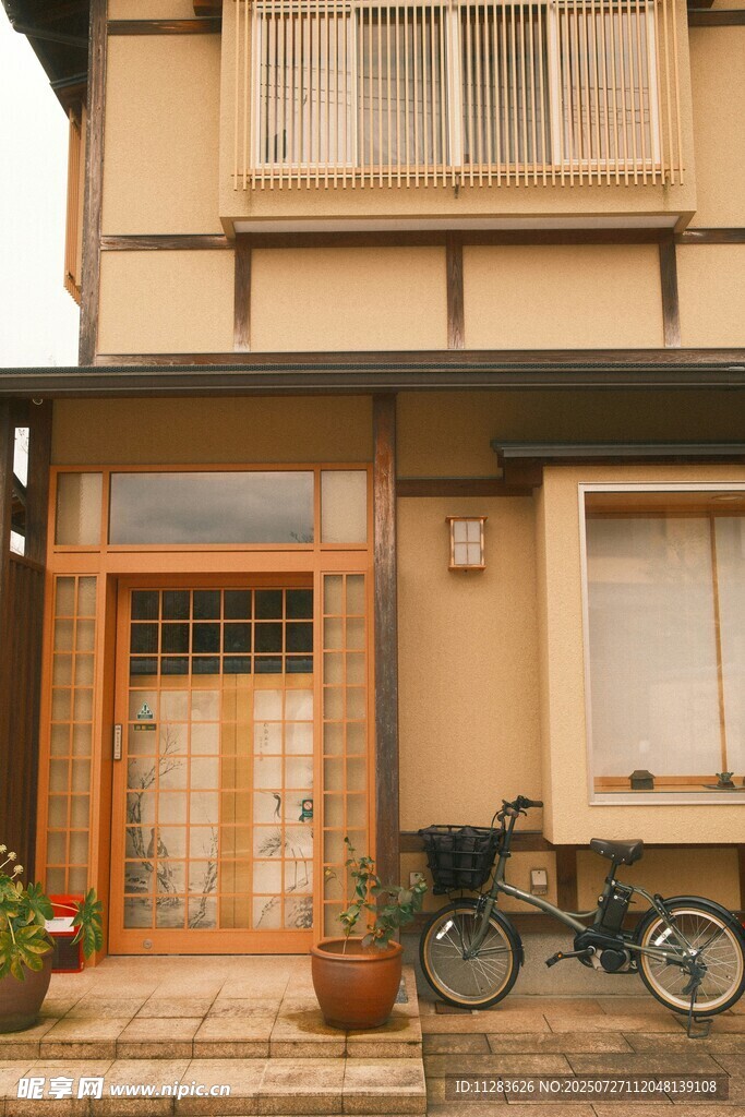日式住宅門前的靜謐景象