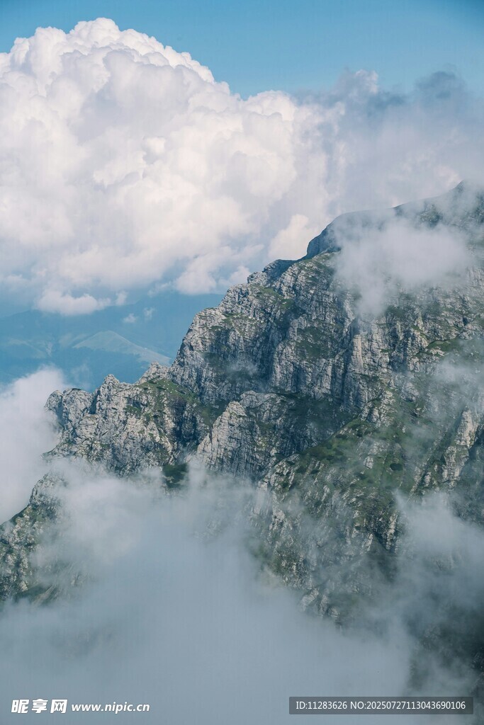 云霧繚繞的壯麗山景