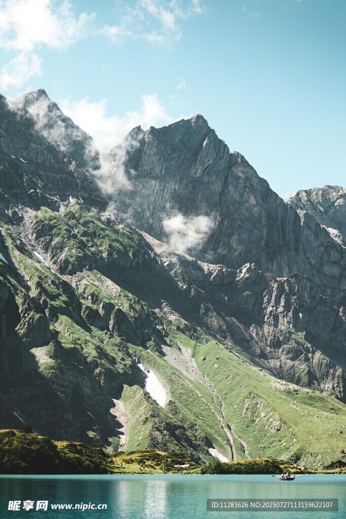 高山碧水美景