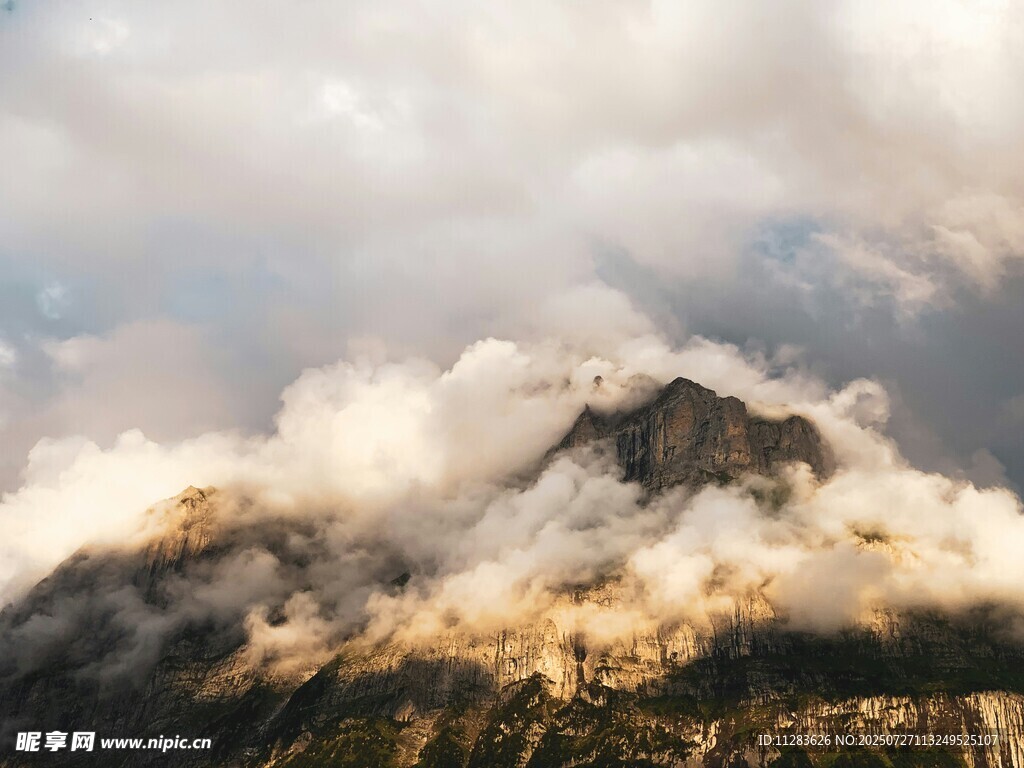 云霧繚繞下的壯麗山峰