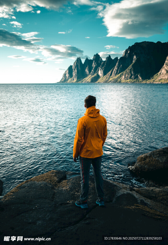 男子海邊佇立賞遼闊海景