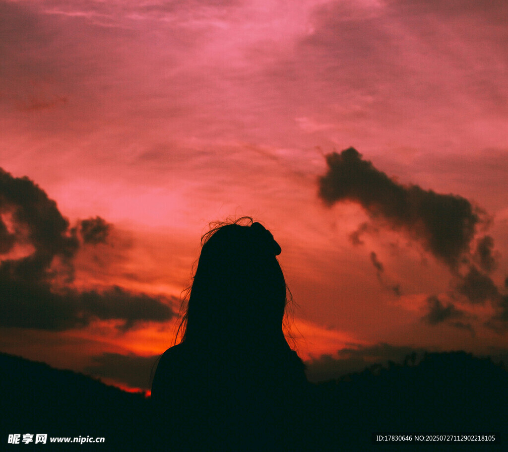 夕陽下的女性剪影