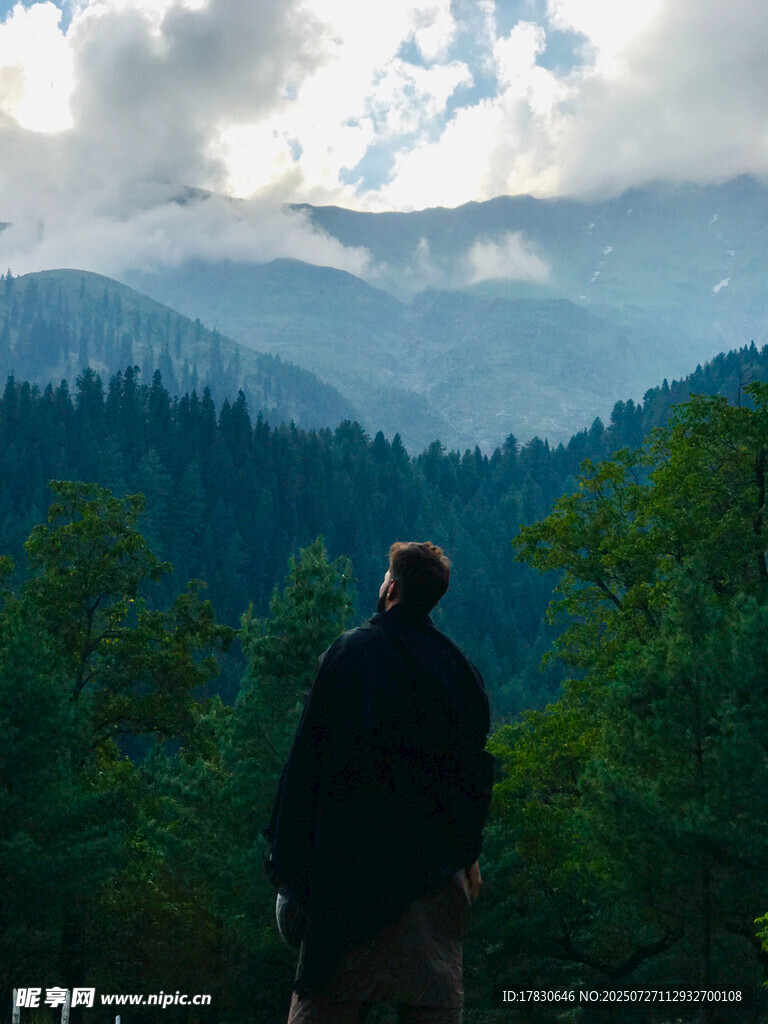 男子眺望山林美景