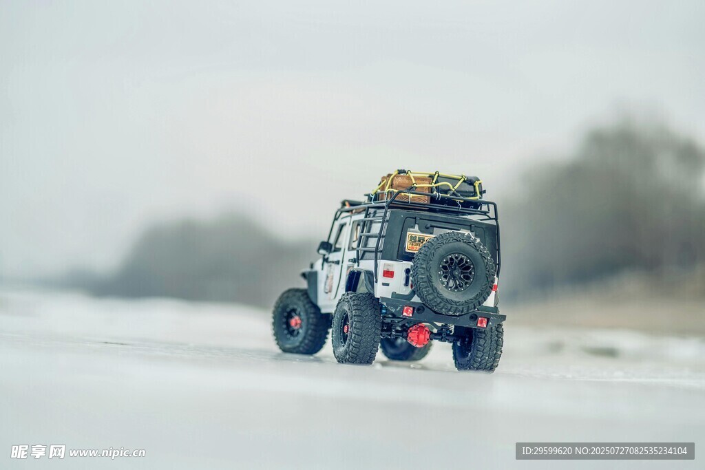 雪地里的越野 車