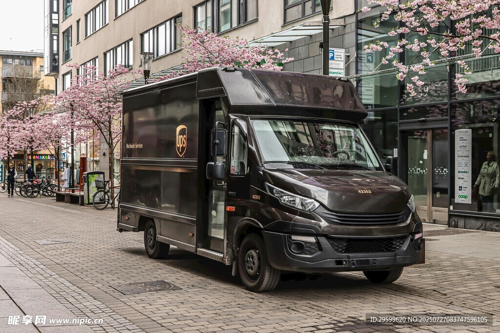 街道上的黑色貨運(yùn)面包車(chē)