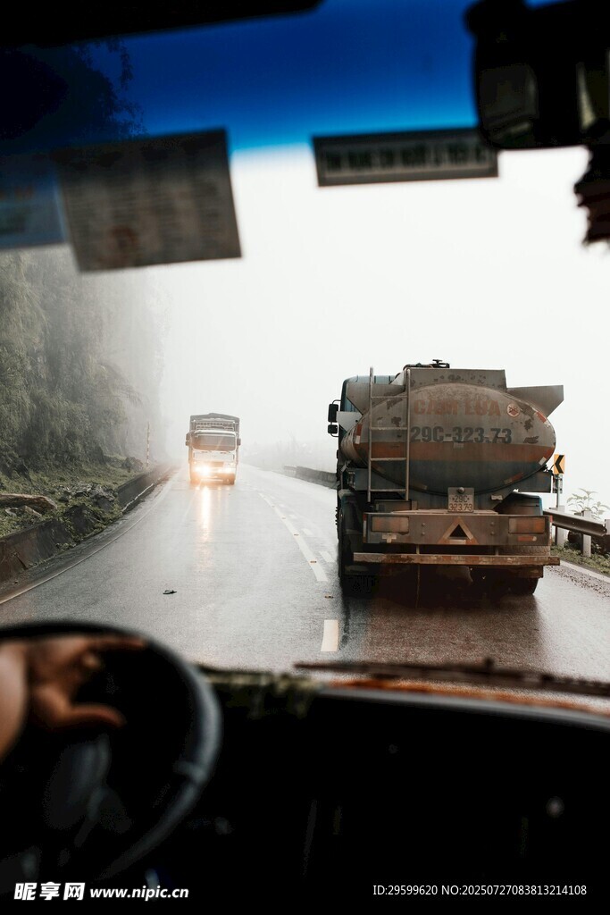 車內(nèi)視角看積水路段行車