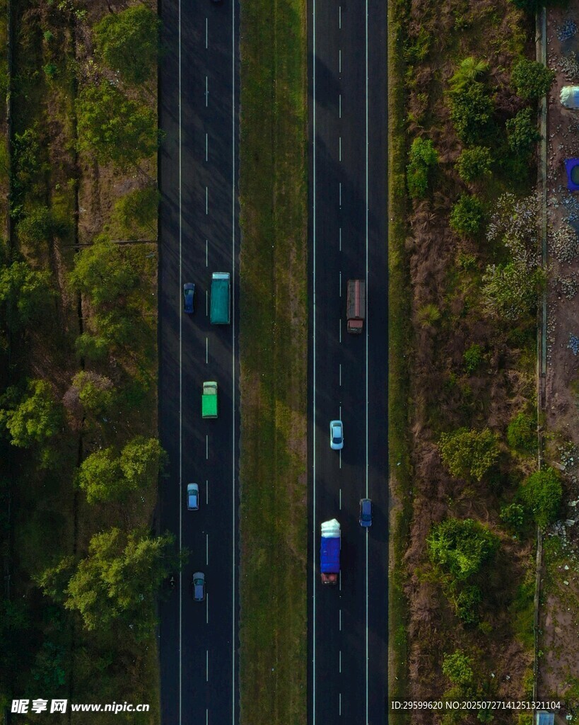 俯瞰公路上行駛的多彩車輛
