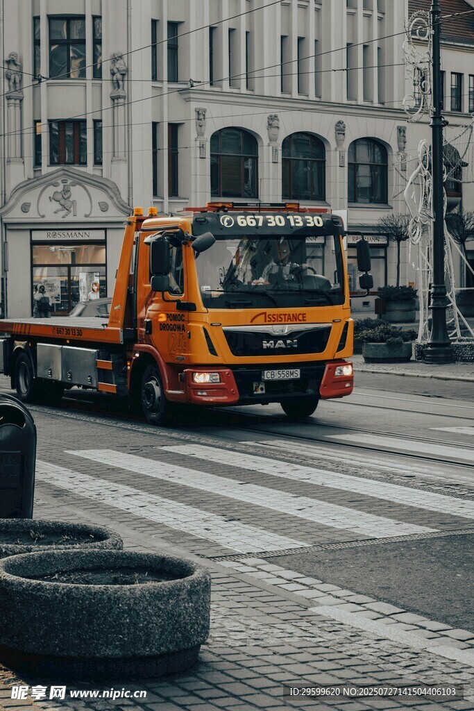 城市街道上的橙色作業(yè)卡車