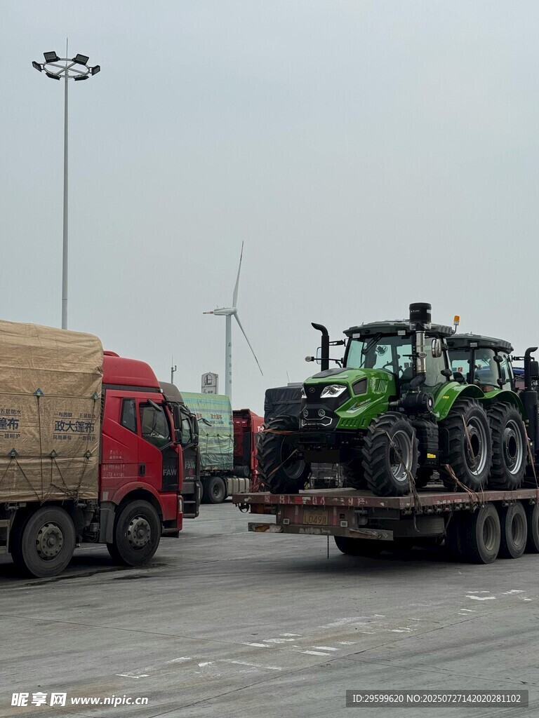 拖拉機(jī)裝載于運(yùn)輸車上