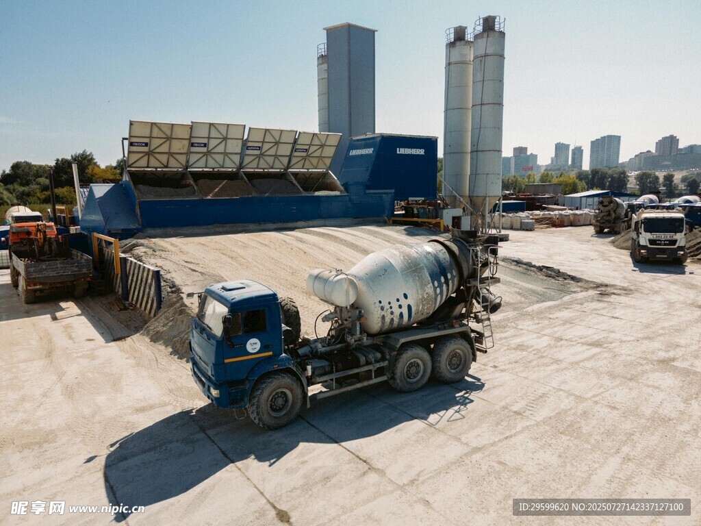 工地場景中的攪拌車與建筑材料
