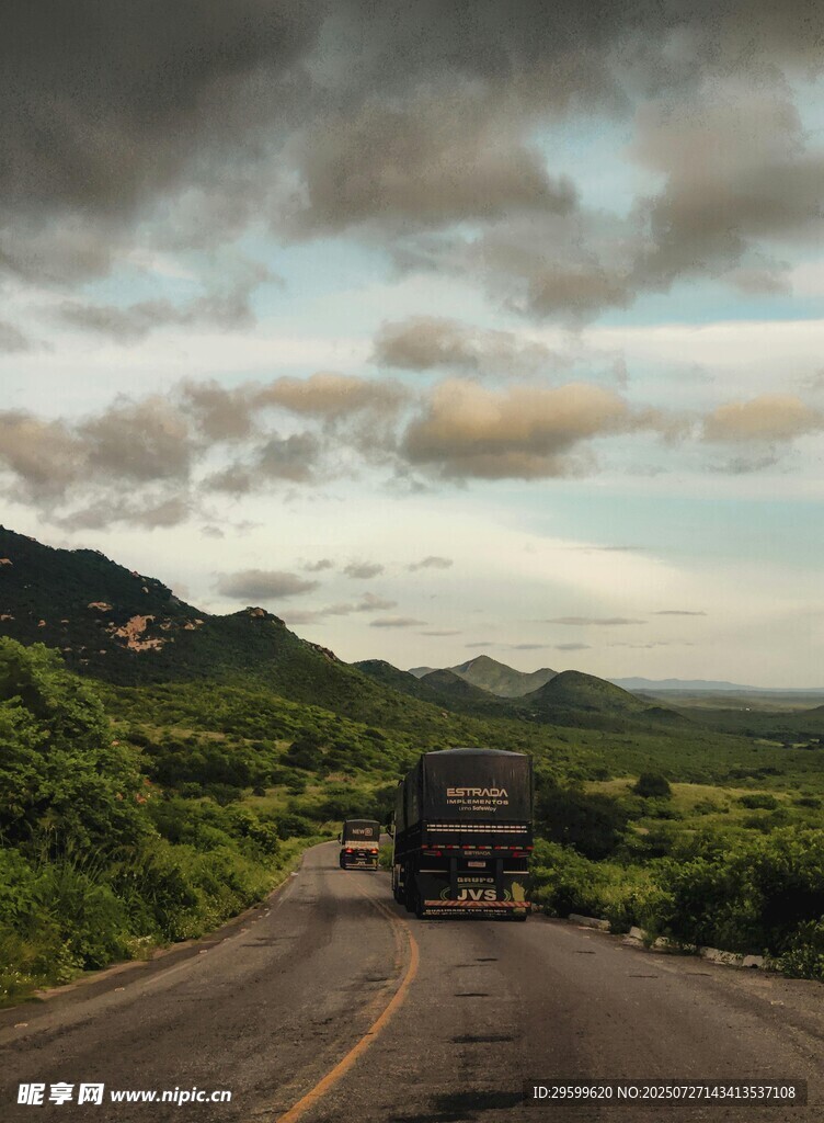 公路上行駛的車(chē)輛與遠(yuǎn)山