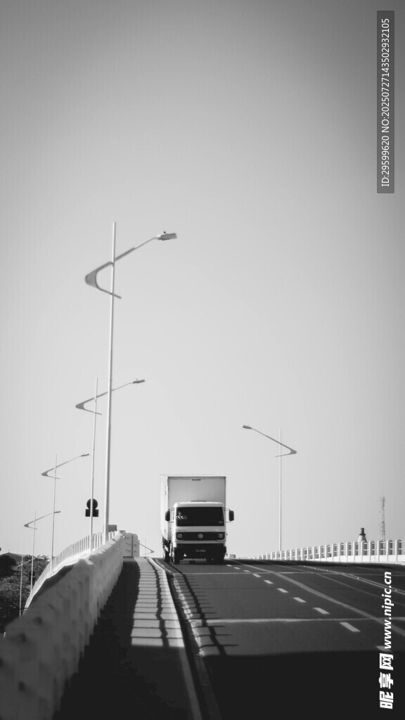 空曠公路上的路燈與車輛