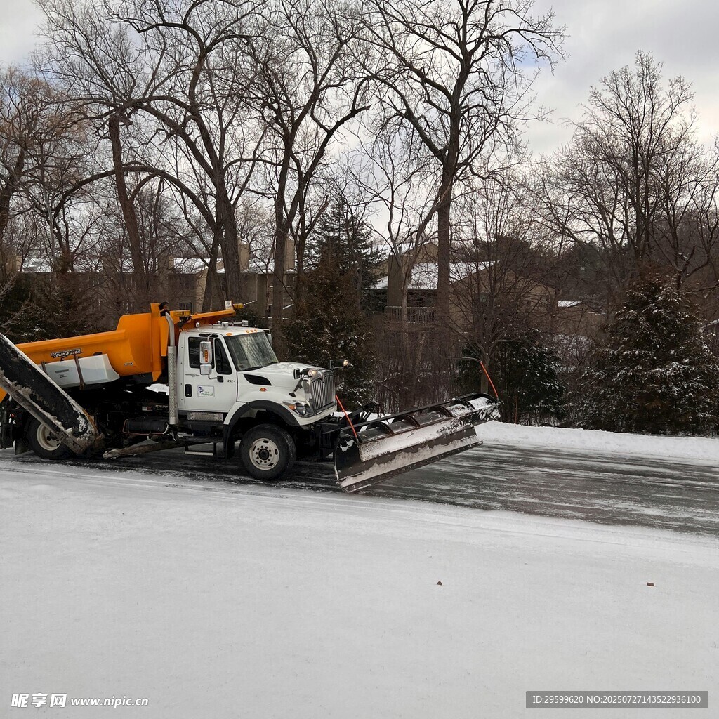 雪地中的除雪作業(yè)車輛