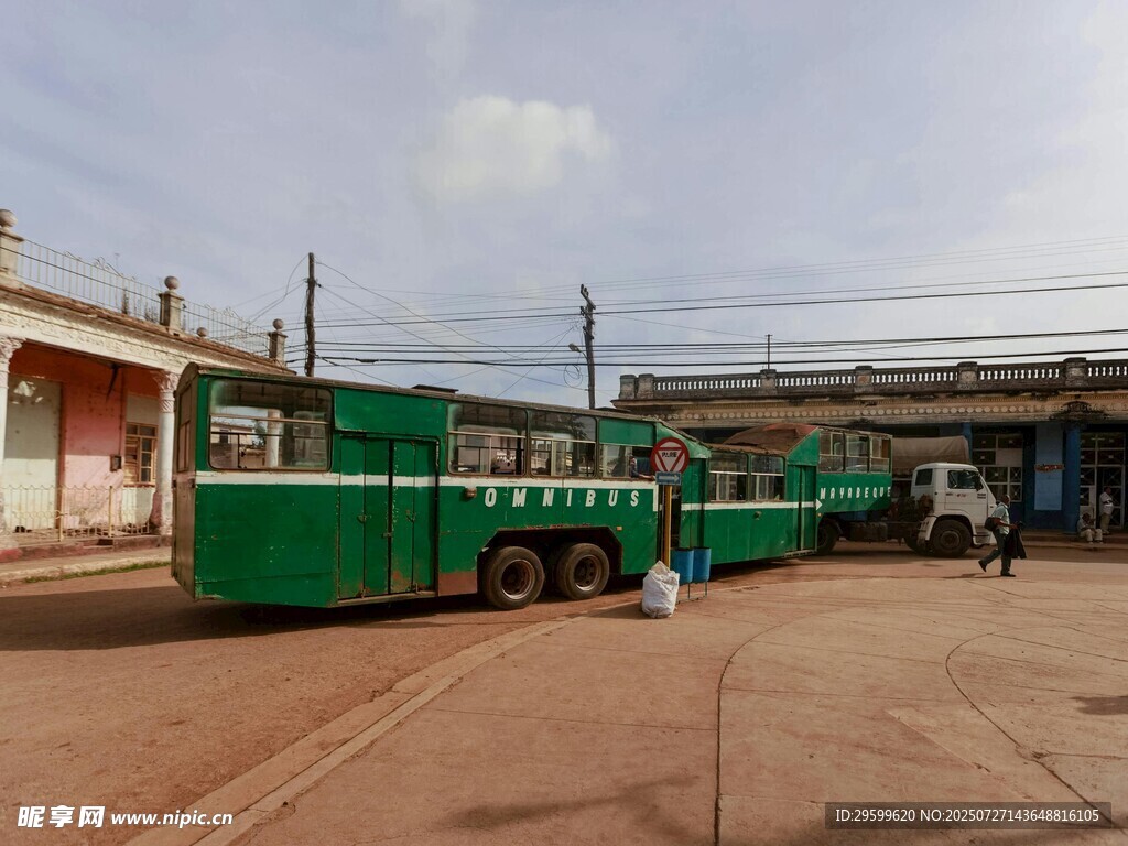綠色大型拖車停于戶外
