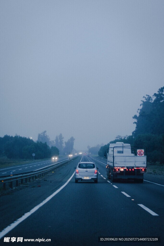 霧中公路上行駛的車輛