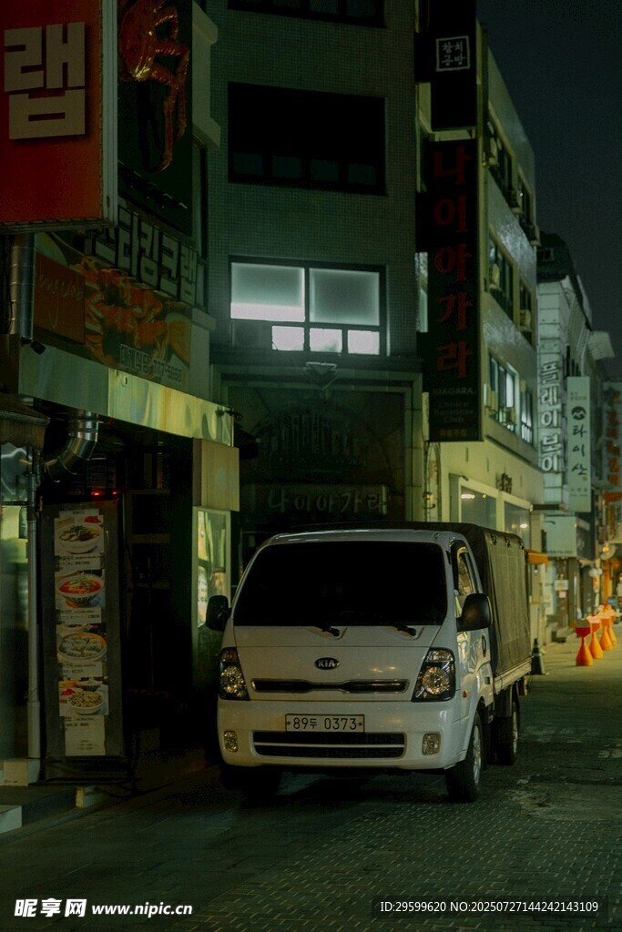 夜晚街邊?？康陌咨姘? />
                            </div>
                    </div>
                </div>



                <div   id=