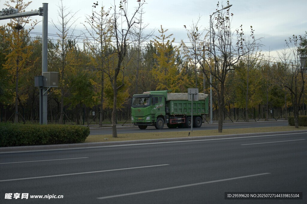 道路旁的綠色環(huán)衛(wèi)作業(yè)車