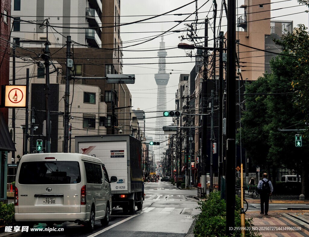 雨后城市街道景象