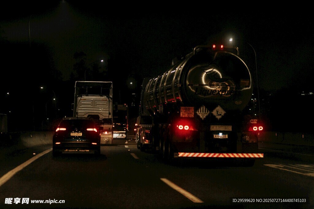 夜晚公路上的列車與汽車