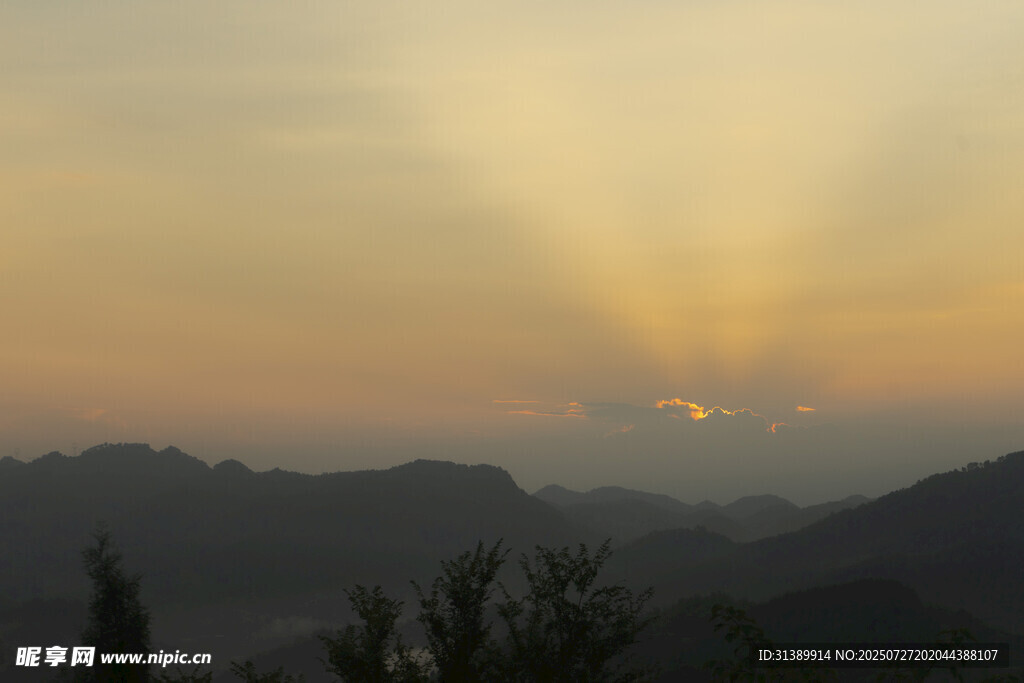 黃昏時(shí)分山間日出美景