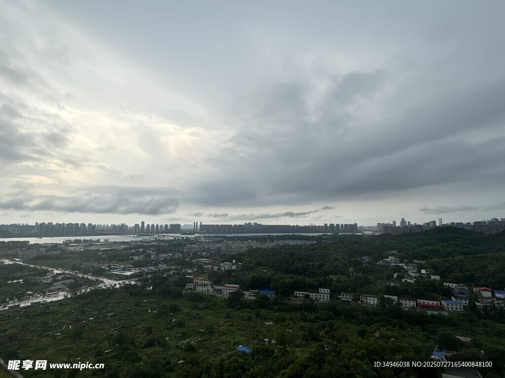 城市上空的厚重云層景觀