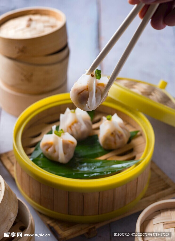 美味小籠包被夾起瞬間