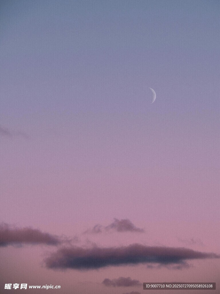 黃昏天空中的彎彎新月