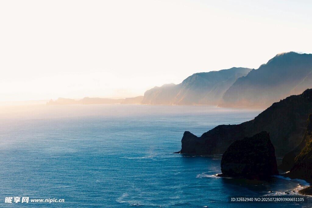 海邊壯麗山巒與遼闊大海