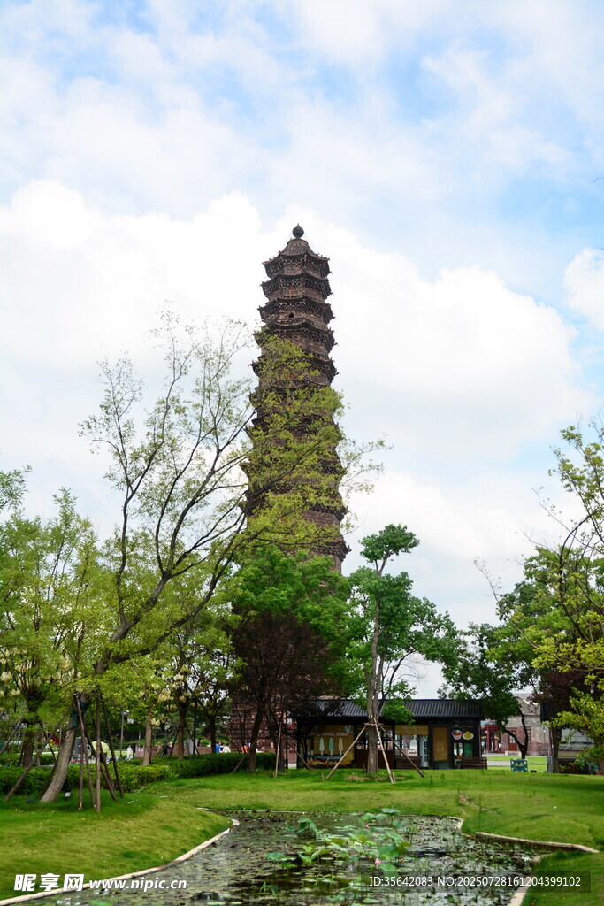 古塔立于綠樹碧水間