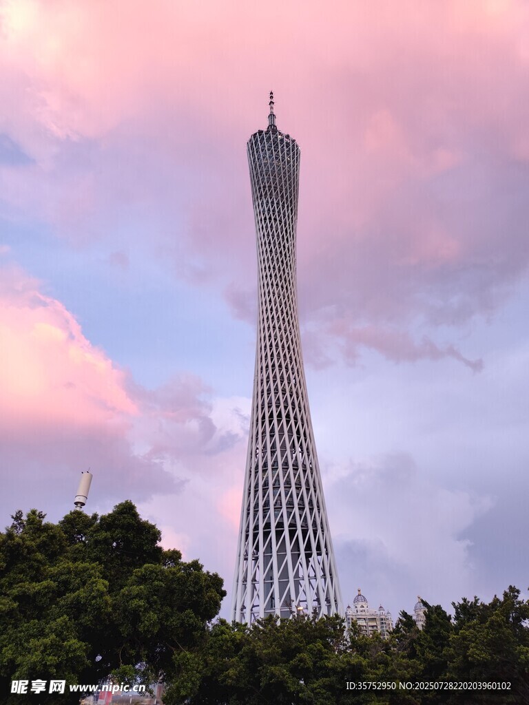 廣州塔在粉紫天空下