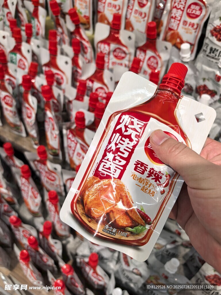 手拿韓式甜辣醬包裝瓶