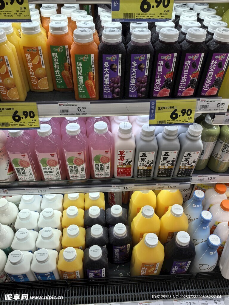 超市貨架上琳瑯滿目的飲料