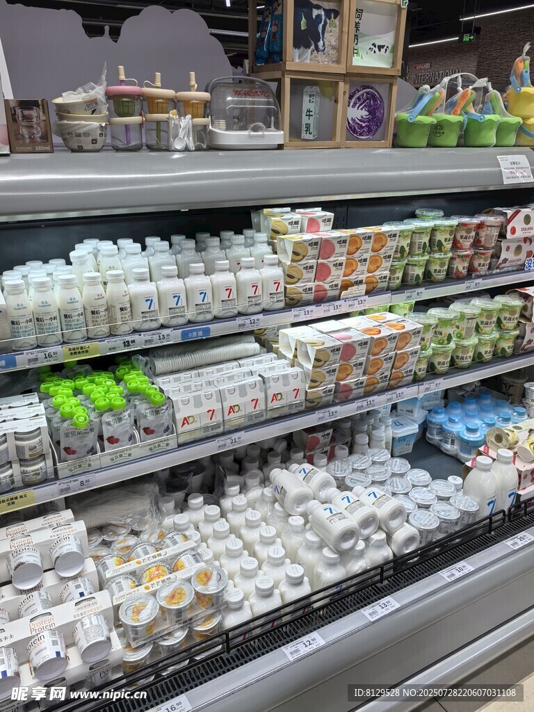 超市貨架上琳瑯滿目的雞蛋