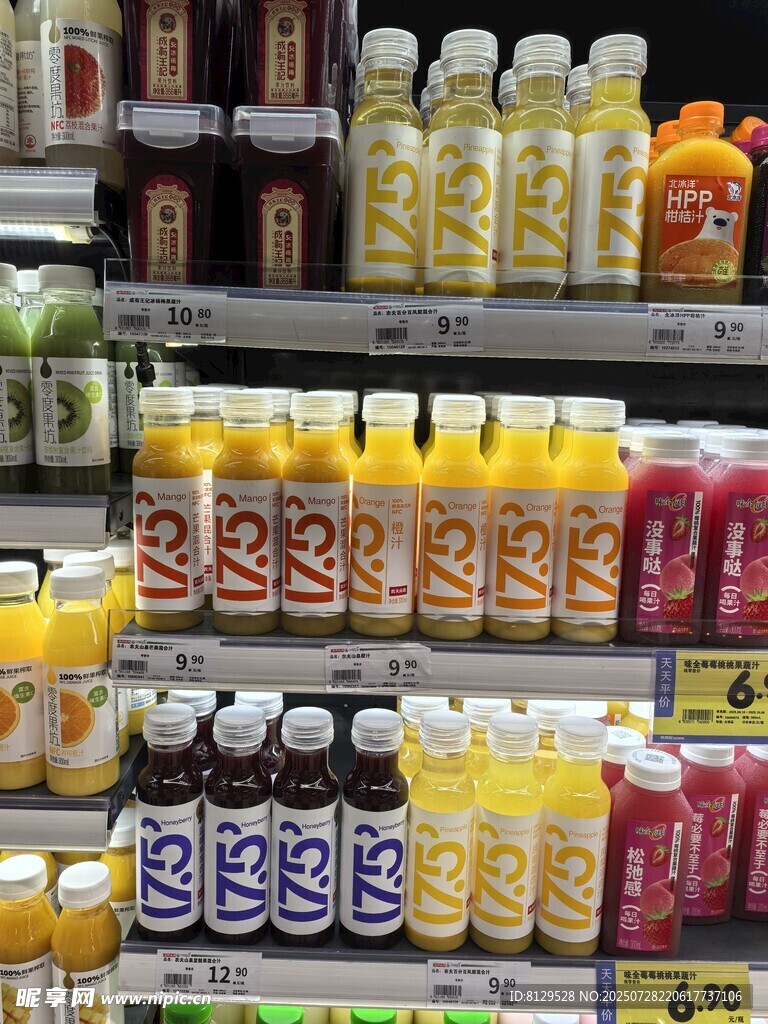 超市貨架上琳瑯滿目的飲料