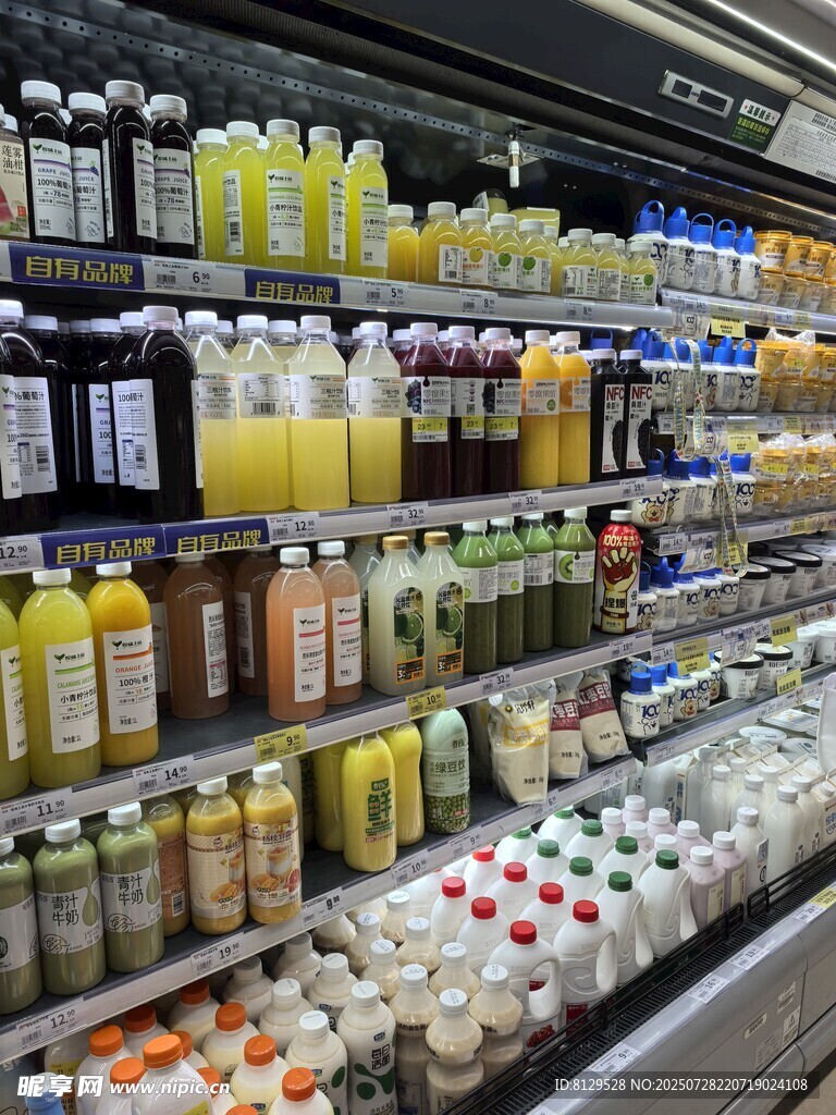超市貨架上琳瑯滿目的飲品