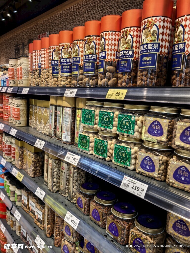 超市貨架上的多樣罐裝食品