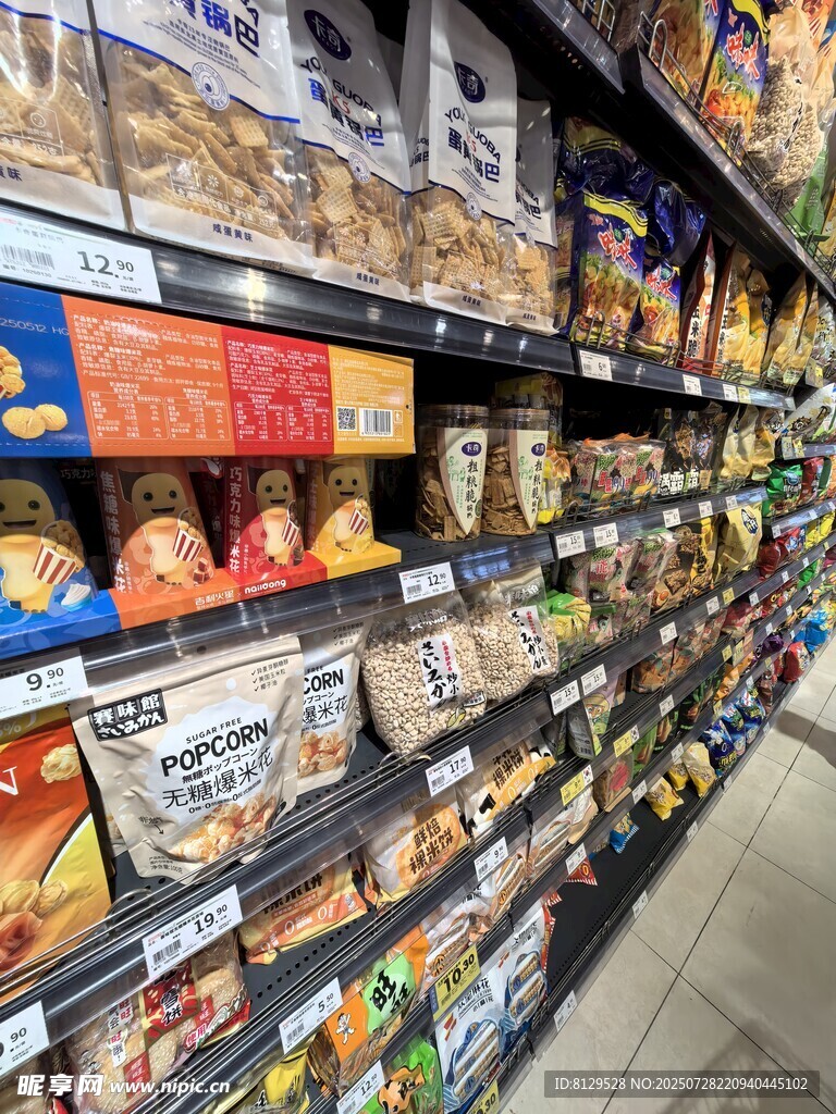 超市貨架上琳瑯滿目的食品