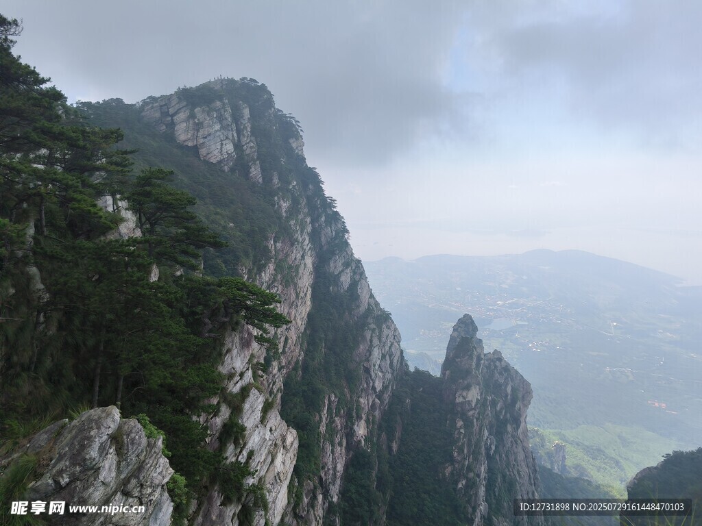 巍峨山峰云霧繚繞之景