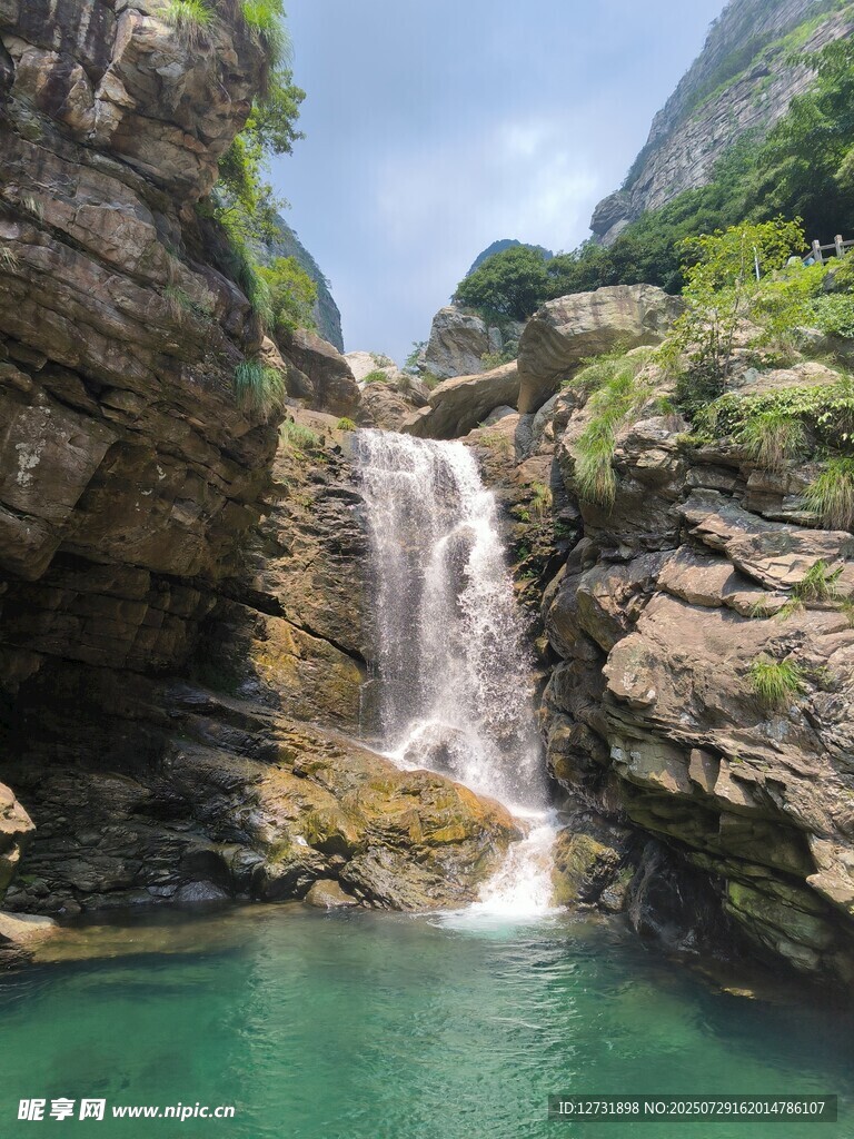 山間秀麗瀑布與碧綠潭水