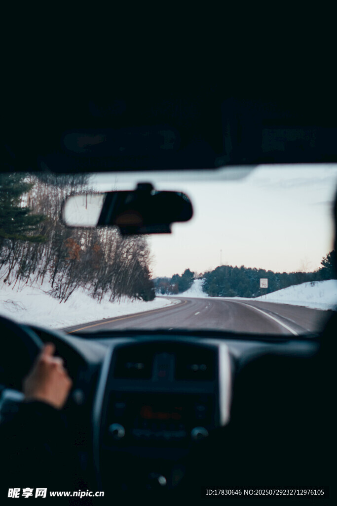 車內(nèi)視角的冬日道路景象