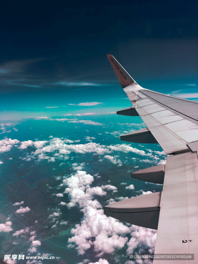 飛機(jī)舷窗視角的云海藍(lán)天