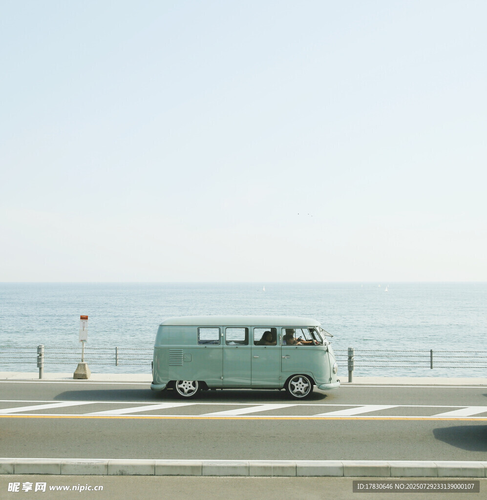 海邊公路上的復(fù)古綠色面包車