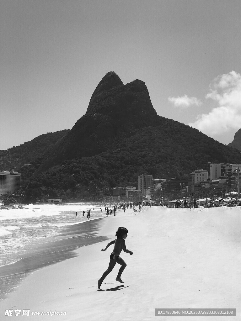 海灘上奔跑者與遠山美景