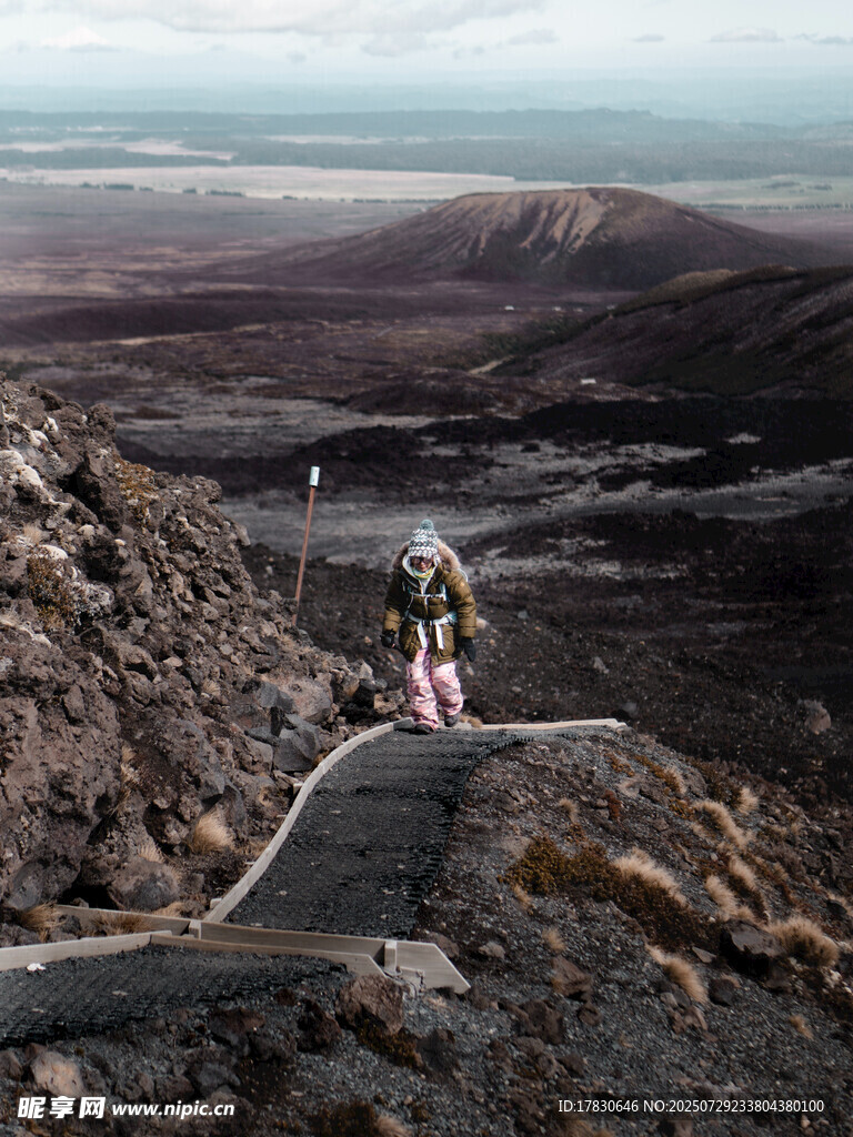 游客漫步于火山地貌步道