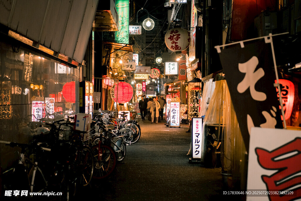 日本街頭的夜間熱鬧景象