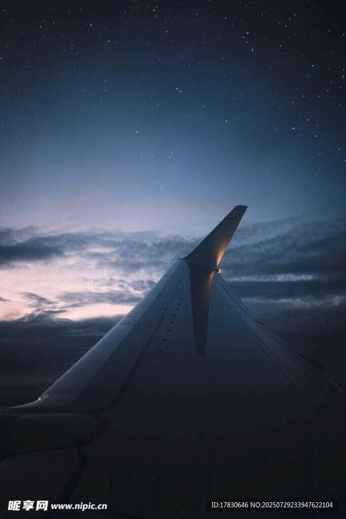 飛機機翼上的云海夜景